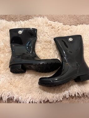 UGG Women's Black Glossy Short Rain Boots